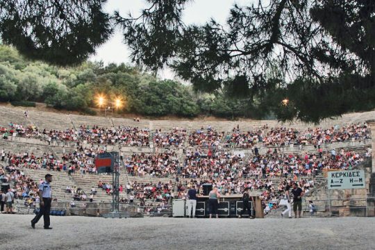 Περιμένει το κοινό με μάσκες και θα προσφέρει το νερό