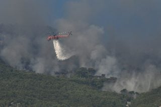Μεγάλη φωτιά στο Καλαπόδι Φθιώτιδας – Μήνυμα 112 για να απομακρυνθούν οι κάτοικοι από την περιοχή