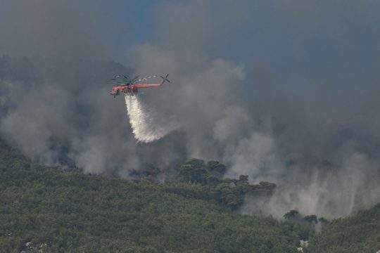 Δασική πυρκαγιά στις Κεχριές, εκκενώθηκε παιδική κατασκήνωση