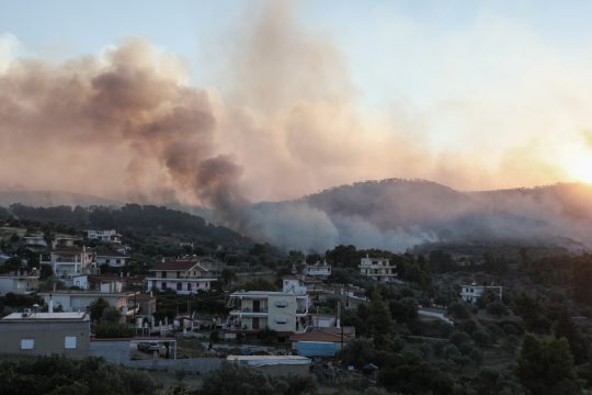 Βελτίωση στο μέτωπο της Κορινθίας, επιφυλακή για τους ισχυρούς ανέμους