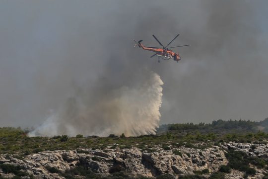 Σε ύφεση η πυρκαγιά στο Λαύριο