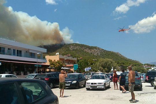 Εκκένωση οικισμών λόγω φωτιάς σε Κεχριές Κορινθίας και Πεταλίδι Μεσσηνίας
