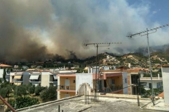 Μεγάλη η φωτιά στις Κεχριές Κορινθίας, εκκενώθηκαν πέντε οικισμοί