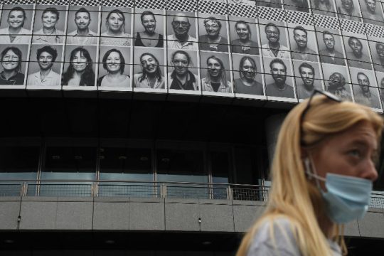 Εσπευσμένη επιβολή της χρήσης μάσκας στη Γαλλία