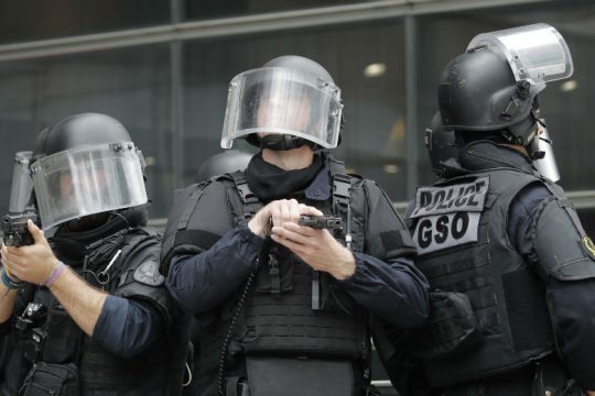 Δίωξη κατά αστυνομικών στη Γαλλία για τον θάνατο ντελιβερά