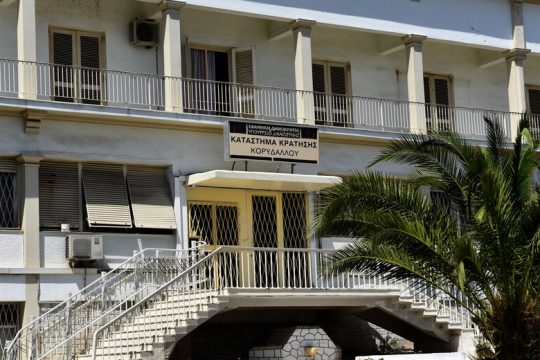 Ασχετοι «ημέτεροι» αναλαμβάνουν δουλειές με απευθείας ανάθεση και τις μοιράζουν σε υπεργολάβους