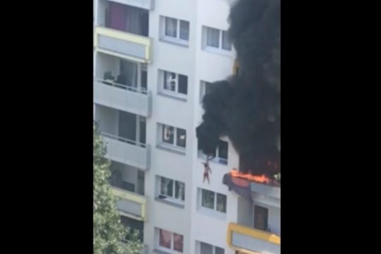 Τρομακτική διάσωση ανηλίκων από φλεγόμενο κτίριο στη Γαλλία [βίντεο]