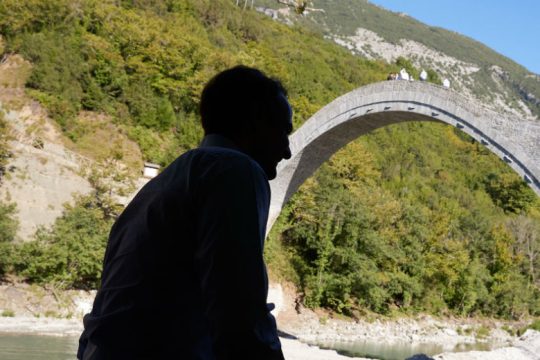 Το ιστορικό Γεφύρι της Πλάκας αποδίδεται στο κοινό