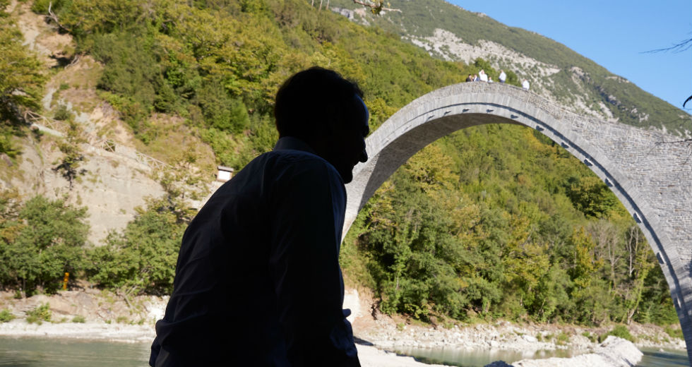 Το ιστορικό Γεφύρι της Πλάκας αποδίδεται στο κοινό