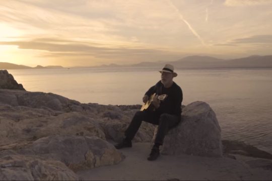 Ο David Gilmour μας ταξιδεύει στην Ύδρα του Leonard Cohen με το νέο του τραγούδι [βίντεο]