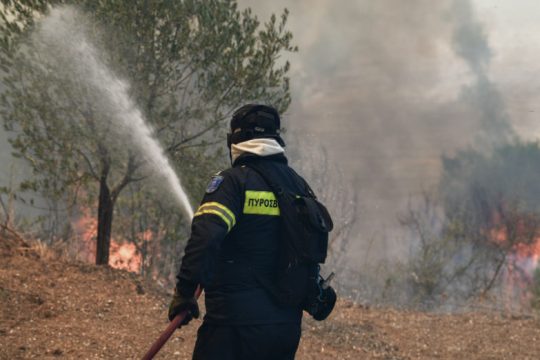 Συνεχίζεται η «μάχη» με τις φλόγες σε Γραμματικό και Κόρινθο