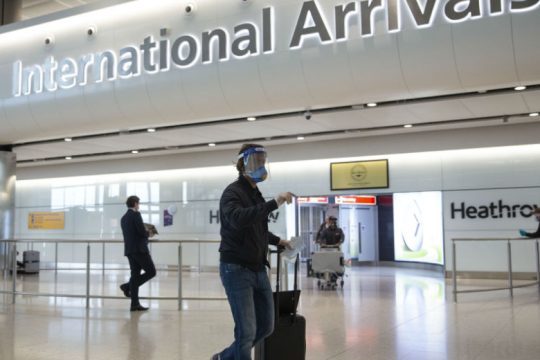 H Ελλάδα στη λίστα της Μ. Βρετανίας με τις «ασφαλείς χώρες»