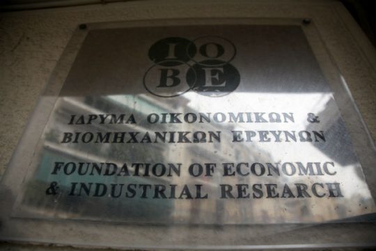 Υφεση έως 10,5% προβλέπει το ΙΟΒΕ