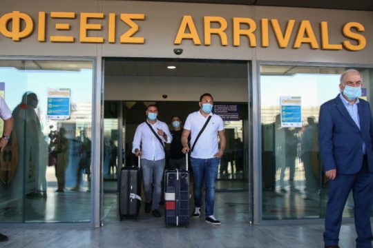 Αρνητικά τα πρώτα τεστ σε τουρίστες στο αεροδρόμιο Ηρακλείου