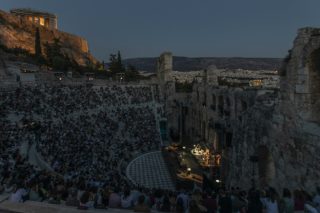Κυρία Μενδώνη τουλάχιστον χαμηλώστε τη φωτεινότητα στο κινητό σας
