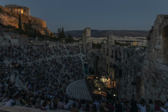 Κυρία Μενδώνη τουλάχιστον χαμηλώστε τη φωτεινότητα στο κινητό σας
