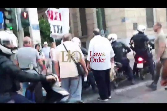 Βίντεο «καίνε» την ΣΕΦΕΕΑ για τον «αστυνομικό του ΣΥΡΙΖΑ που απέτρεψε σύλληψη κουκουλοφόρου»