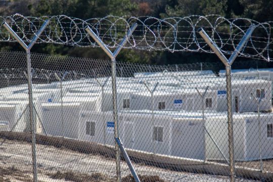 Εξαντλούν την αυστηρότητα σε πρόσφυγες και μετανάστες στα ΚΥΤ