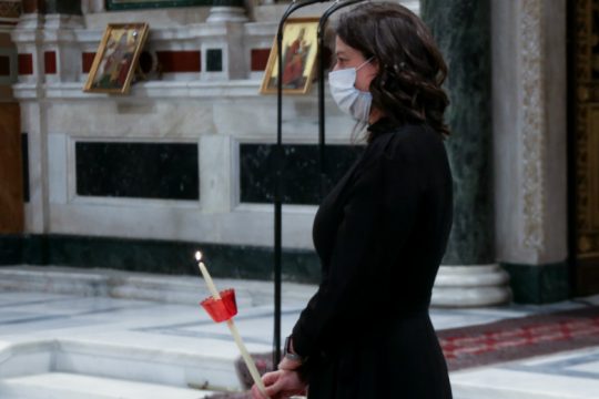 Η μάσκα, η υπουργός, το εκκλησίασμα