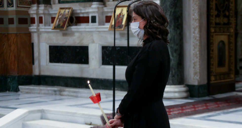 Η μάσκα, η υπουργός, το εκκλησίασμα