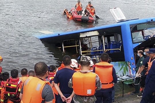 Οδηγός λεωφορείου προκαλεί το θάνατο 21 ανθρώπων στην Κίνα