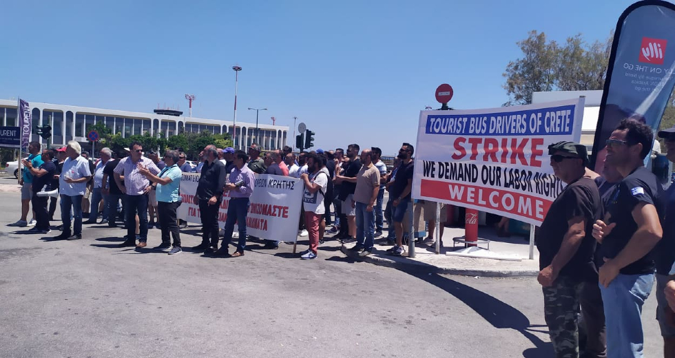 Κρήτη: Με απεργία «υποδέχτηκαν» τους τουρίστες οι οδηγοί τουριστικών λεωφορείων