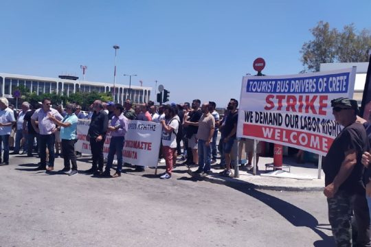 Κρήτη: Αντιδρούν οι τουριστικοί πράκτορες στην απεργία των οδηγών λεωφορείων
