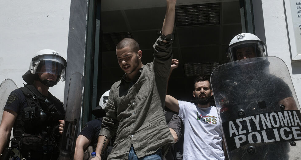 «Είναι πιο βάρβαρο να πληροφορείσαι ότι απολύεσαι από το να μαθαίνεις στη ΓΑΔΑ ότι περνάς Νομική»