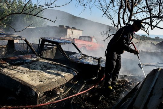 Τα ΜΜΕ σβήνουν τις μεγάλες πυρκαγιές