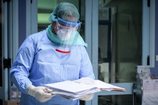Παραμένει διψήφιος ο αριθμός των νέων κρουσμάτων, 18 τα εισαγόμενα