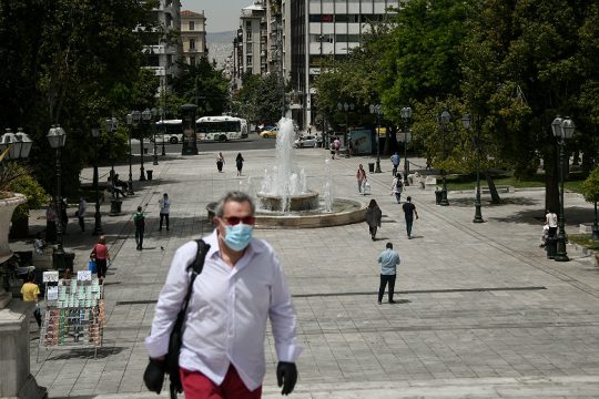 Διψήφια τα κρούσματα στην Αττική, σταθερά ψηλά τα εισαγόμενα