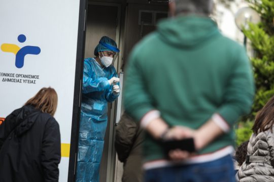 57 νέα κρούσματα κορονοϊού, τα 10 στις πύλες εισόδου της χώρας
