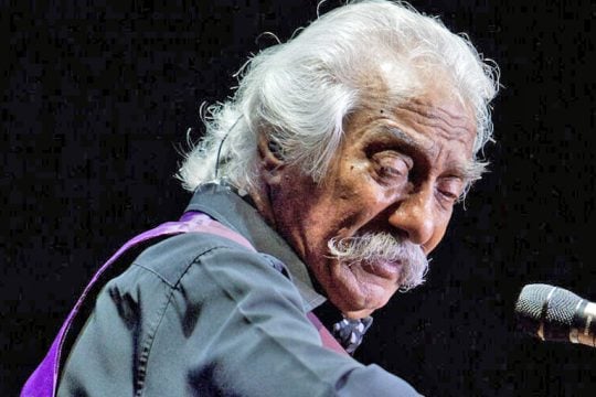 Μας τραγουδούν «Χαμηλόφωτες μπαλάντες» που άγουν την ψυχή