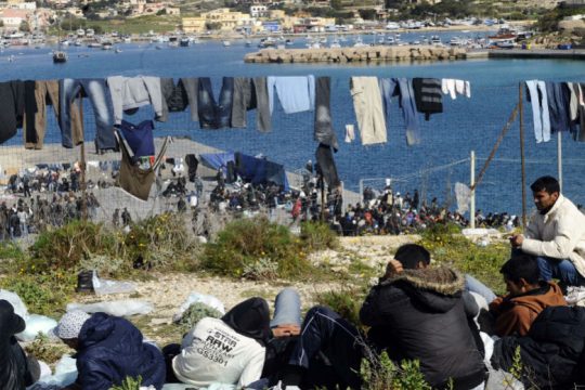 Στα όριά της η Λαμπεντούζα, λόγω συνωστισμού προσφύγων – μεταναστών