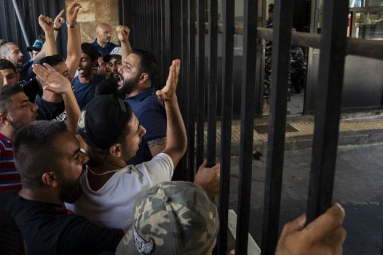 Στον Λίβανο μέχρι και το ψωμί το αγοράζουν βερεσέ