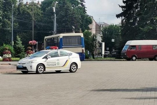 Ένοπλος κρατά ομήρους σε λεωφορείο στην Ουκρανία