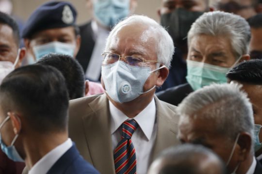 Σε πολυετή κάθειρξη για διαφθορά ο πρώην πρωθυπουργός της Μαλαισίας