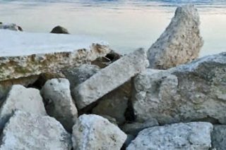 Εργολάβοι μπαζώνουν θρασύτατα τον Μαλιακό, δίπλα στα Καμένα Βούρλα