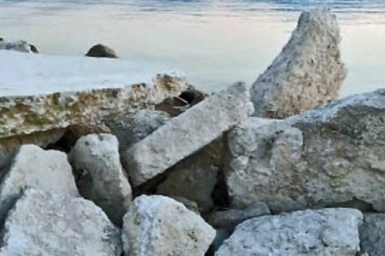 Εργολάβοι μπαζώνουν θρασύτατα τον Μαλιακό, δίπλα στα Καμένα Βούρλα