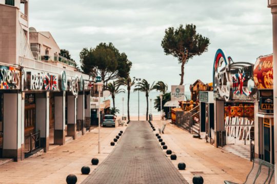 Ο κορονοϊός βάζει τέλος και στα πάρτι «εκτός ορίων» στη Μαγιόρκα