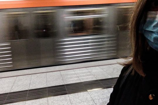 ΣΥΡΙΖΑ: Και μειώνουν τα δρομολόγια και απειλούν με πρόστιμα για συνωστισμό