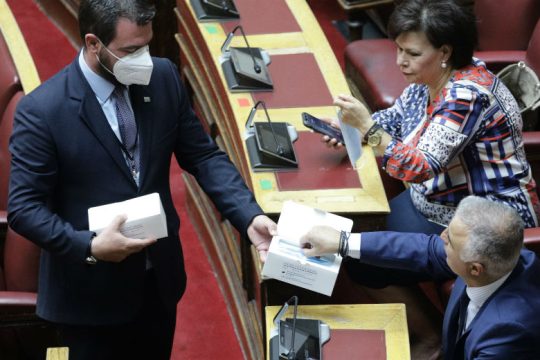Μάσκες και στη Βουλή για όλους