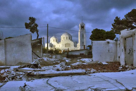 Μετά τη φωτιά, η ζωή στον κλοιό της γραφειοκρατίας και της ασάφειας