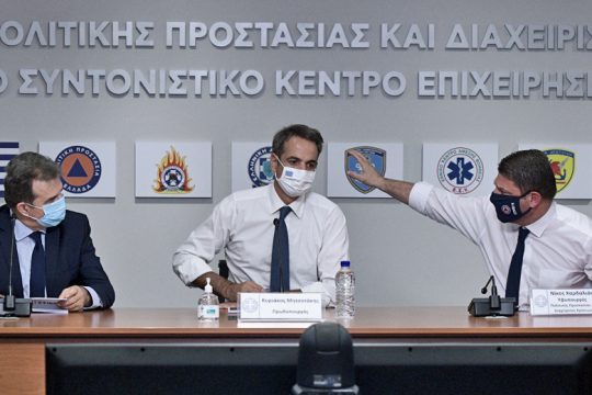 Ξενάγηση Μητσοτάκη στο στρατηγείο της Πολιτική Προστασίας