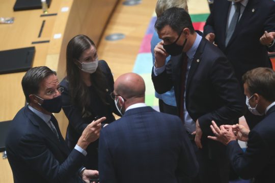 Σύνοδος Κορυφής: Συγκλίνουν σε συμβιβασμό μετά το τετραήμερο θρίλερ
