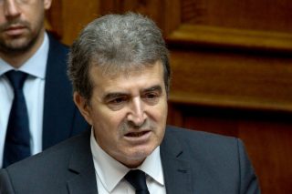Αγνοεί επιδεικτικά τους θεσμικούς παράγοντες ο Μ. Χρυσοχοΐδης