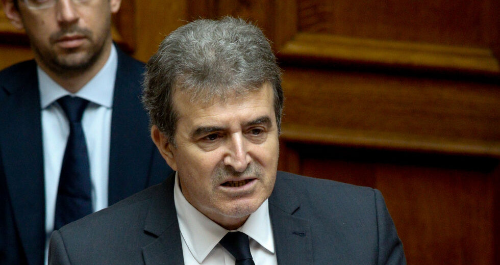Αγνοεί επιδεικτικά τους θεσμικούς παράγοντες ο Μ. Χρυσοχοΐδης