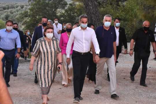 Πέτσας: επιβεβαιώνει για το ελικόπτερο, ζητάει και τα ρέστα