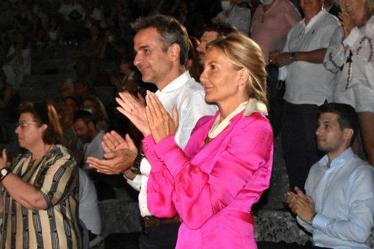 Μεσημεράκι μπάνιο στην Αντίπαρο, βραδάκι παράσταση στην Επίδαυρο
