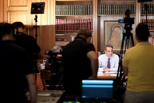 Ή λέει ψέματα ο Κυριάκος Μητσοτάκης ή του λένε ψέματα (ας διαλέξει)